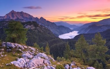 德国贝希特斯加登阿尔卑斯山谷日出云海风光