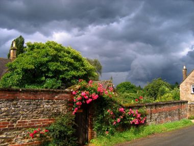 英国科茨沃尔德午后阵雨间隙乡村风光