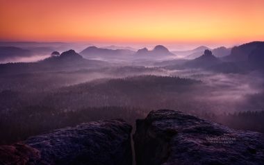 德国萨克森小瑞士日出雾中山林全景