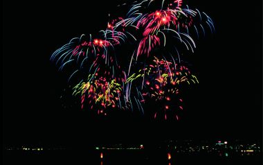 节日庆典湖面绚烂多彩烟花秀夜景