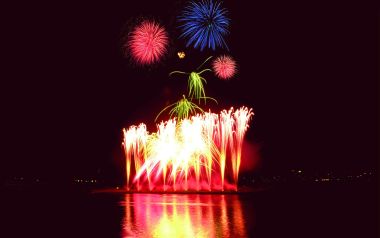 节日湖面多彩烟花汇演夜景