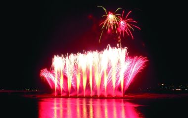 节日河畔璀璨烟花汇演夜景