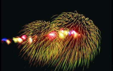 节日夜空绚烂多彩烟花秀
