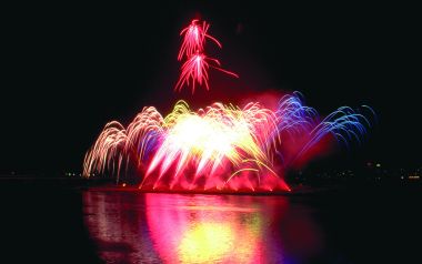 节日庆典河畔多彩烟花秀夜景