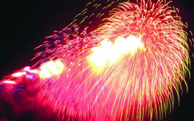 节日庆典夜空下的绚烂多彩烟花绽放