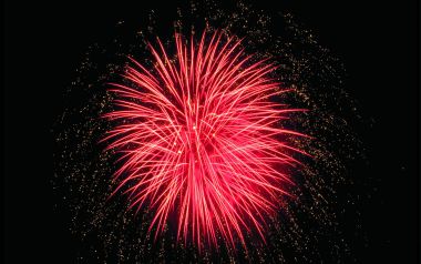 节日庆典夜空绽放的红色烟花