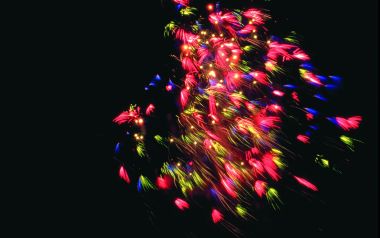 纯黑夜空下节日庆典绚烂多彩烟花绽放