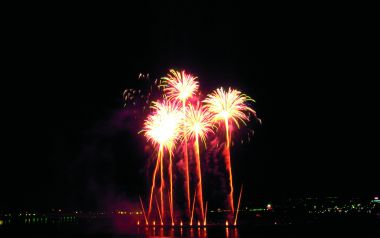 节日水上烟花汇演璀璨夜景