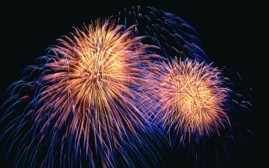 节日夜空中绽放的橙蓝双色绚丽烟花