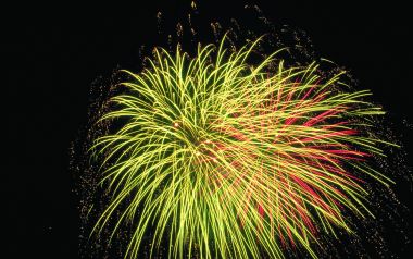 节日夜空黄红双色绚烂烟花绽放