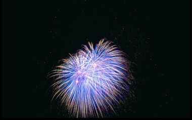 节日夜空中绽放的蓝紫色烟花