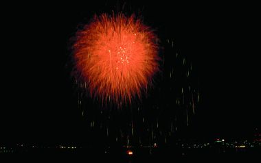 节日庆典夜空中盛放的红色烟花