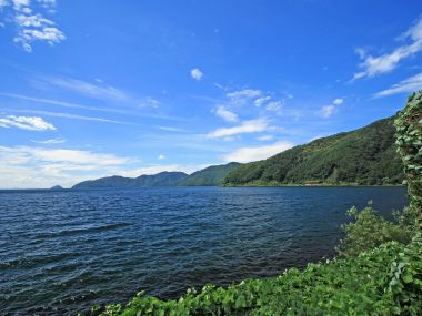 日本北海道夏季晴朗湖畔自然风光