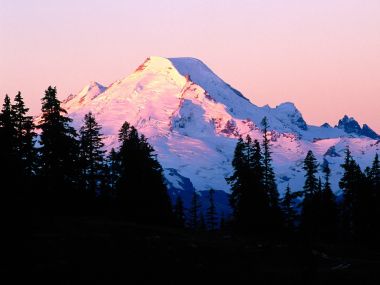 美国华盛顿州贝克山秋日日出雪山风光