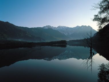 日本上高地大正池雪山晨景
