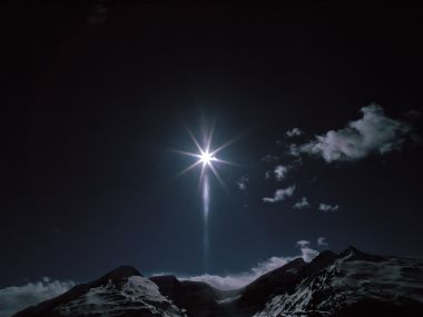 月夜雪山夜空明亮星芒自然风光