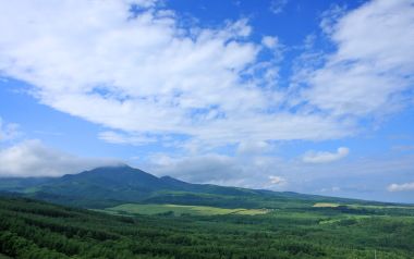 日本北海道夏季郊野山地田园自然风光