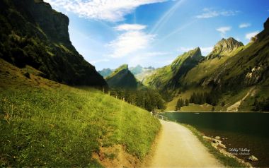 晴朗夏日青山山谷高山湖泊环湖步道自然风光