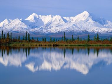 阿拉斯加德纳里峰雪山湖泊倒影风光
