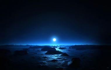 满月照耀下的深蓝色深夜海景风光