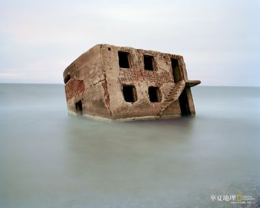 半淹没海水中的废弃混凝土碉堡 国家地理风光摄影
