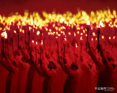 国家地理 白袍民众举火炬盛大节庆集会纪实摄影