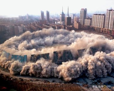 国家地理拍摄中国城市大型建筑定向爆破现场