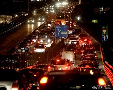 意大利波佐利夜间高架晚高峰拥堵车流 国家地理纪实摄影