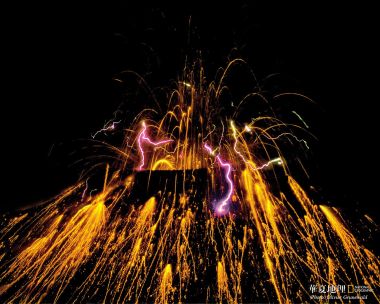 夜间火山喷发熔岩飞溅伴随火山闪电自然奇观