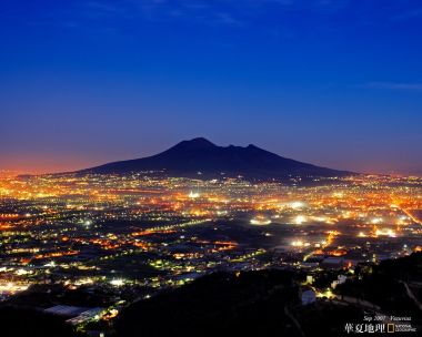 意大利维苏威火山黄昏城市灯火全景