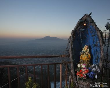 意大利维苏威火山黄昏观景台户外圣母神龛
