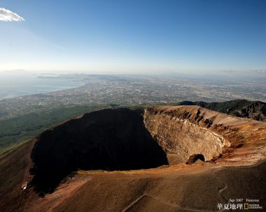 意大利维苏威火山口高空俯瞰 远眺那不勒斯湾全景
