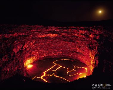 国家地理 月夜下的活火山熔岩湖景观