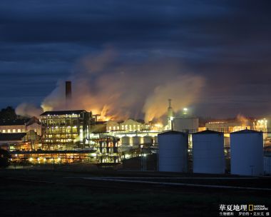 国家地理纪实 夜幕下的生物燃料加工厂夜景
