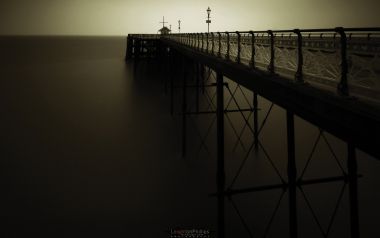 复古棕调长曝光海边栈桥海景