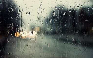 雨夜车窗雨滴朦胧城市街景自然摄影壁纸