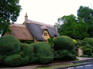 英国科茨沃尔德奇平卡姆登新修葺茅草顶乡村小屋