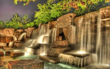 城市园林夜景 人工叠石瀑布长曝光水景风光
