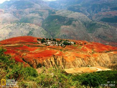 云南东川红土地山间村落梯田风光