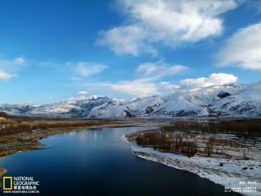 中国高原冬日雪山河谷自然风光