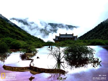 中国黄龙景区五彩钙华池古寺云雾风光