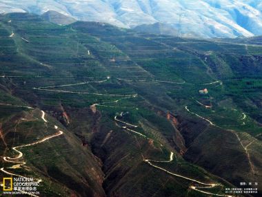 中国黄土高原绿意梯田盘山公路航拍风光
