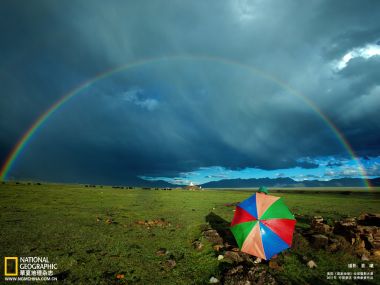 中国青藏高原草原雨后巨型全弧彩虹风光