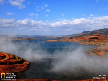 中国红土地高原湖泊晨雾全景自然风光