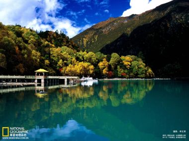 中国高原秋日彩林湖景绝美风光