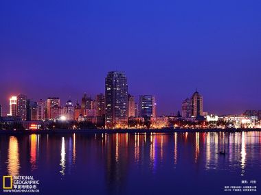 中国哈尔滨松花江沿岸城市天际线夜景