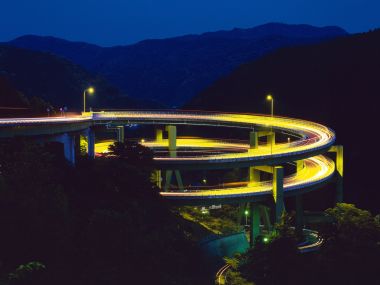 日本山间螺旋高架桥夜景 车流光轨长曝光风光