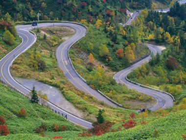 日本山区秋日盘山公路彩林景观