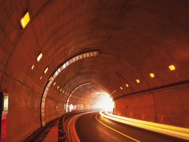 暖黄色调公路隧道长曝光车流光轨摄影