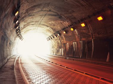 暖光空旷公路隧道 尽头明亮出口写实摄影壁纸